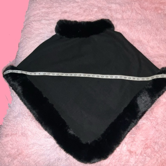 ✨💫ELEGANT BLACK FAUX FUR TRIM SHAWL💫✨ - Picture 2 of 7